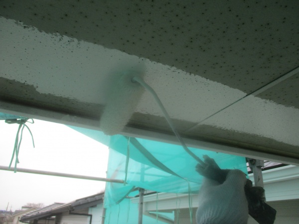 軒天のローラー塗装中です