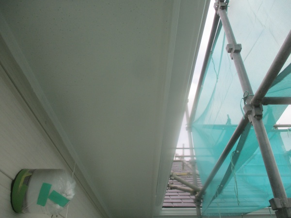 軒天塗装の１回目終了です