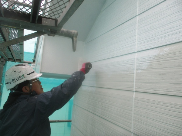 外壁下塗り塗装中です