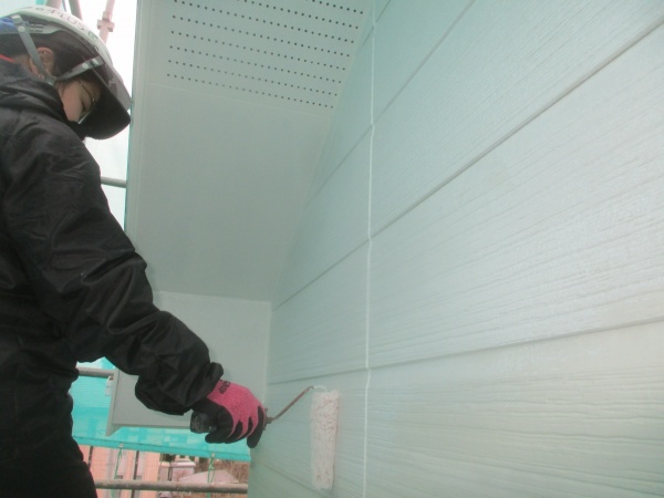 外壁下塗り塗装中です