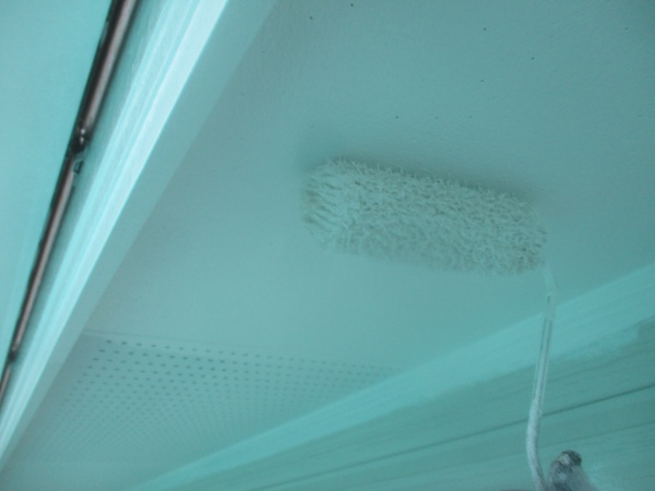 ２回目の軒天塗装中です