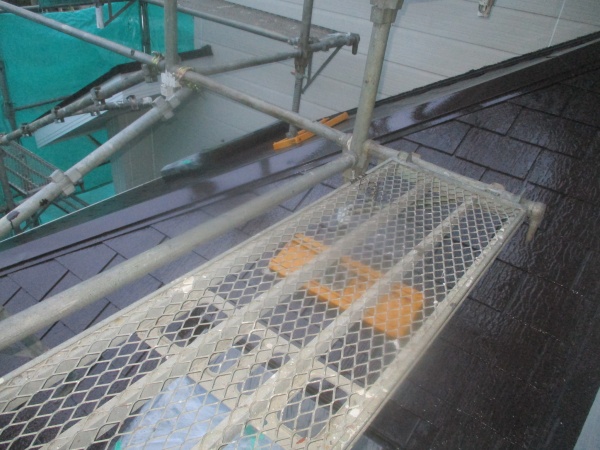 下屋根の上塗りが終了しました