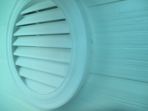 排気口カバーの上塗り中です