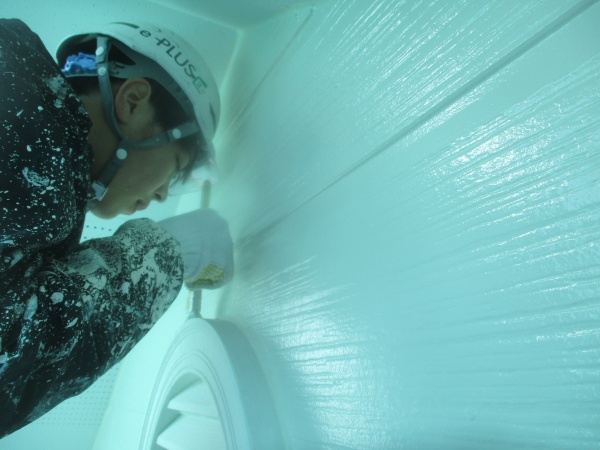 排気口カバーの上塗り中です