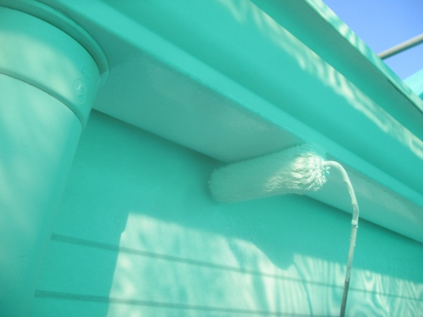 軒樋のローラー塗装中です