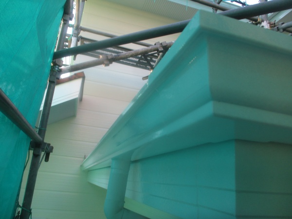 軒樋と破風板の中塗りが終了しました