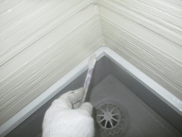 土台水切りの中塗り中です