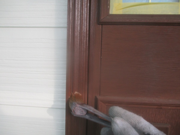 玄関ドアの１回目塗装中です