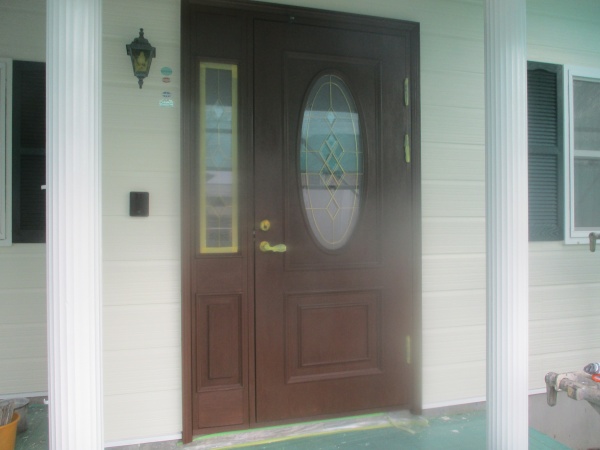 玄関ドアの１回目塗装終了です