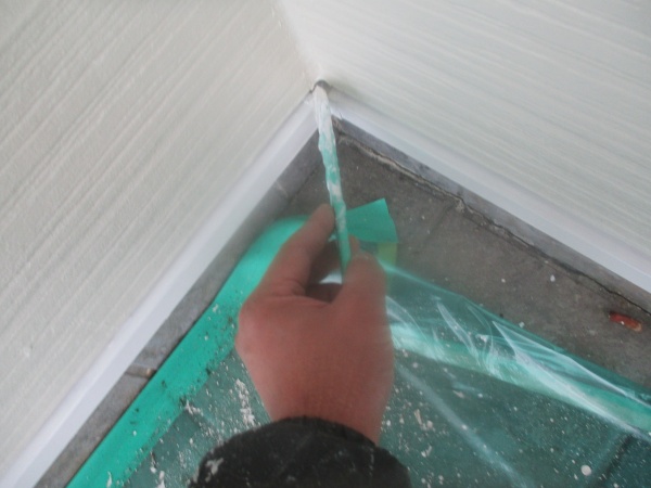 土台水切りの上塗り中です