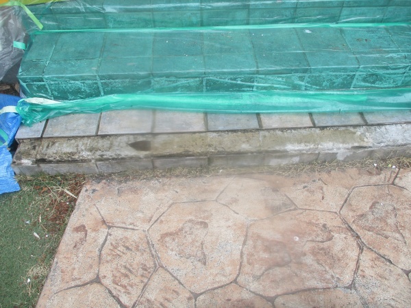 玄関タイルの破損個所です