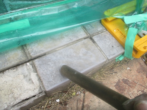 ボンドを入れて固定中です