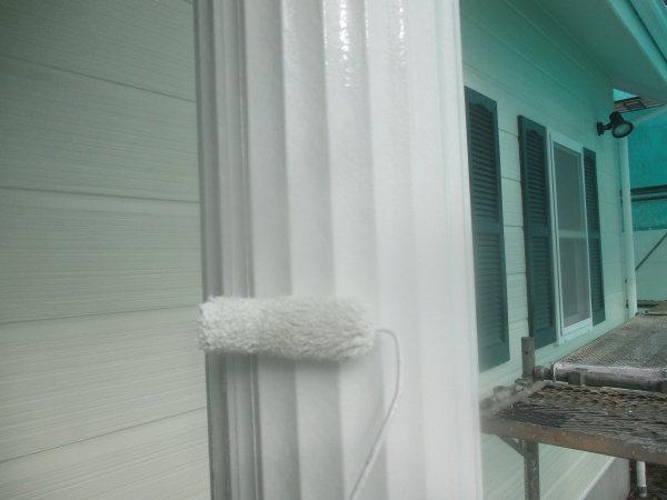 玄関化粧柱の上塗り中です