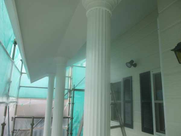 玄関化粧柱の上塗りが終了しました