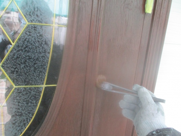 玄関ドアの２回目塗装中です