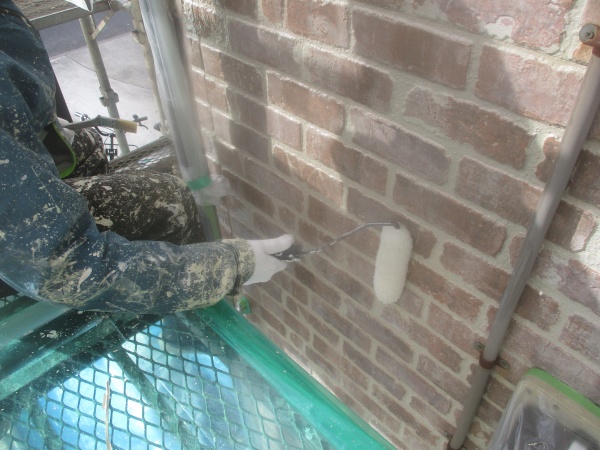 外壁上塗りのローラー塗装中です