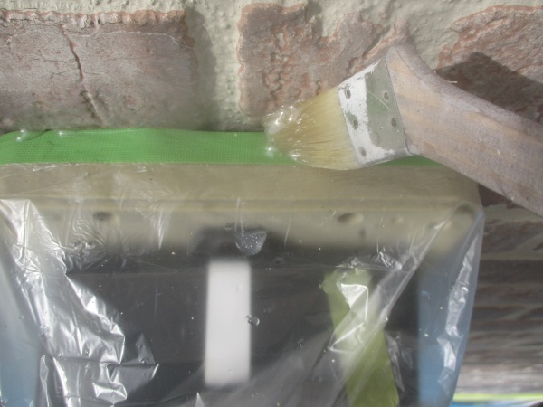 外壁上塗りの刷毛塗装中です