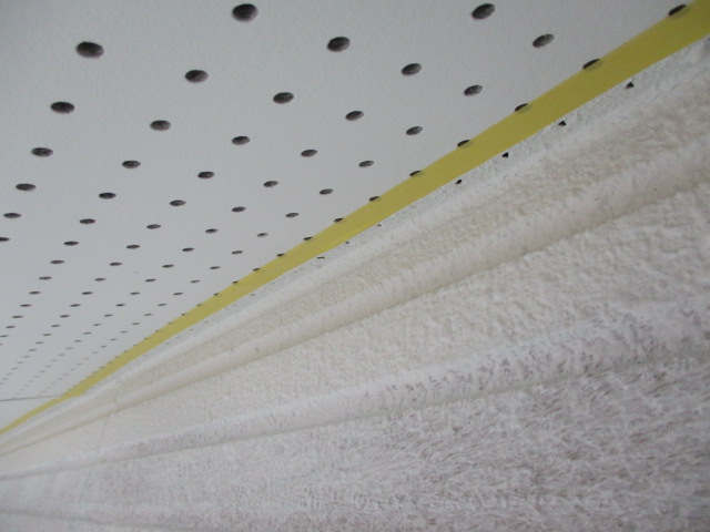 軒天の見切りテープを貼りました