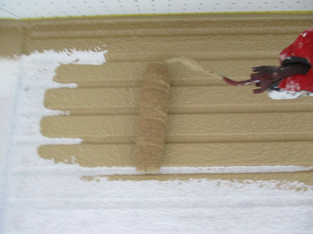 ローラー塗装中です