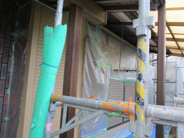 玄関周りの中塗りが終了しました