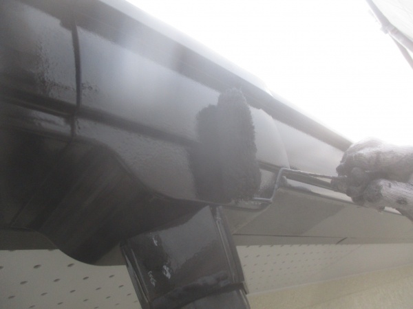 軒樋の上塗り中です