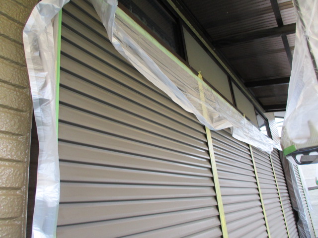 雨戸の吹き付け養生をしました