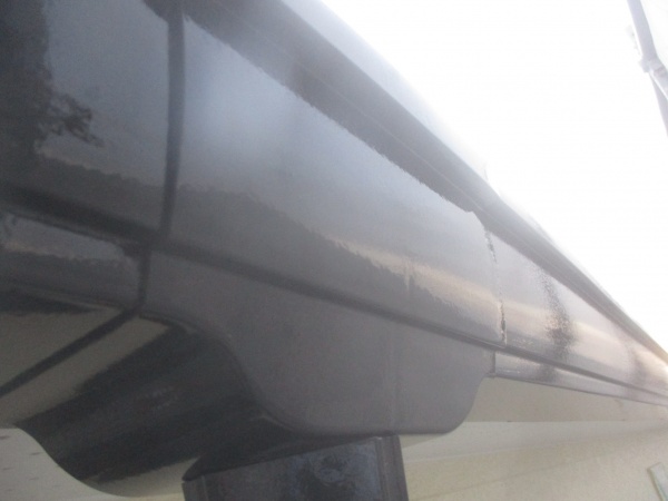 軒樋の上塗りが終了しました