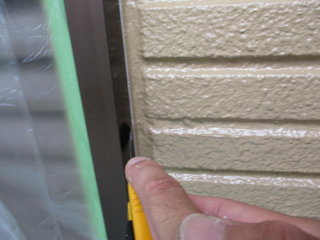 サッシ枠掃除中です