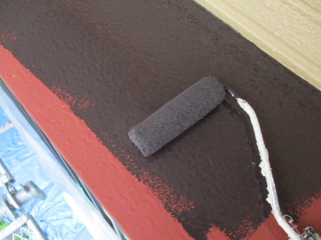 出窓屋根のローラー塗装中です