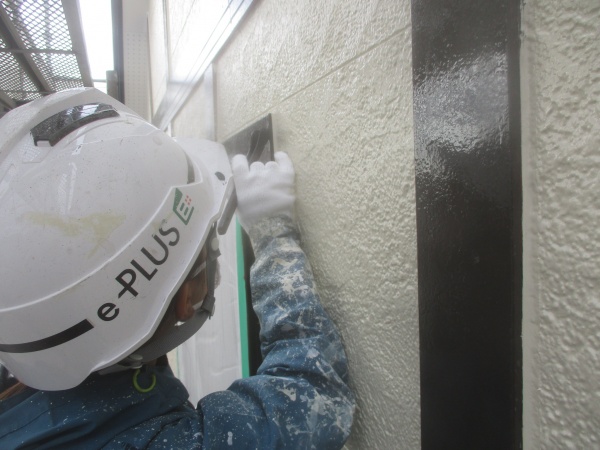 幕板の見切り塗装中です