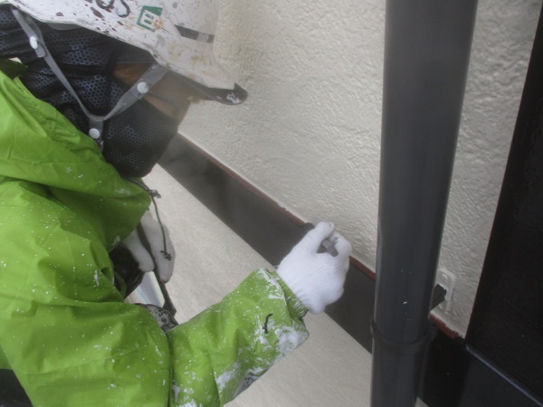 幕板の見切り塗装中です