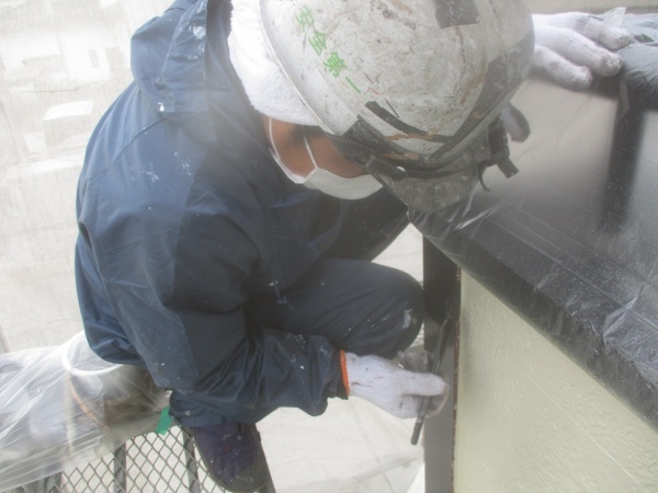 幕板の見切り塗装中です