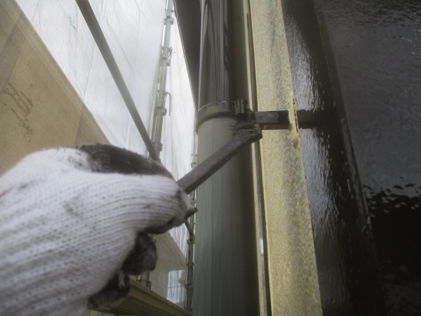 竪樋の刷毛塗装中です