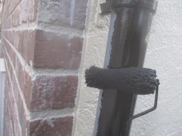 竪樋のローラー塗装中です