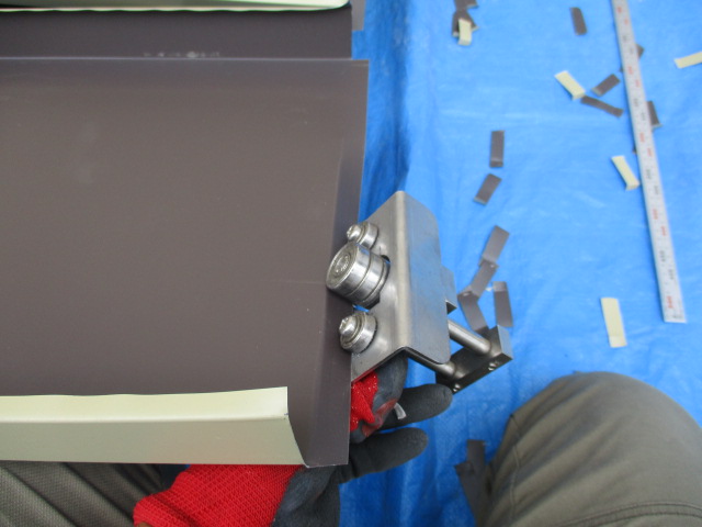 ロールバッタで軒先側の加工中です