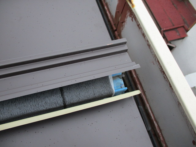 通し吊子を被せます