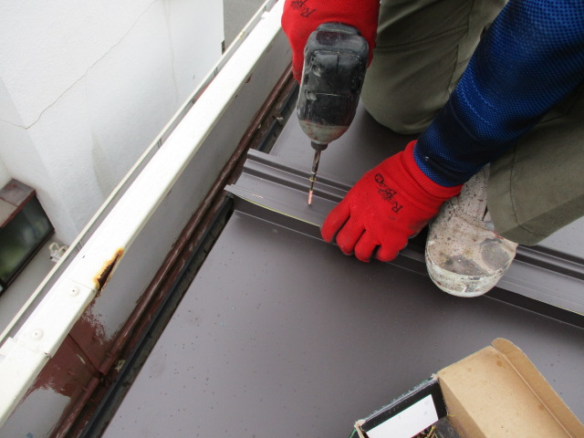 野地板にビスで固定しました