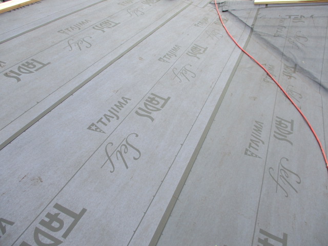 ルーフィングを貼りました