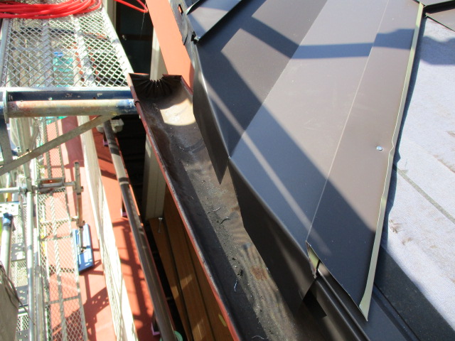 谷樋の軒先側を加工しました