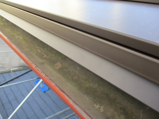 ルーフ１枚目を取り付けました