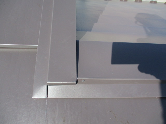 ケラバと棟板金の納まりです