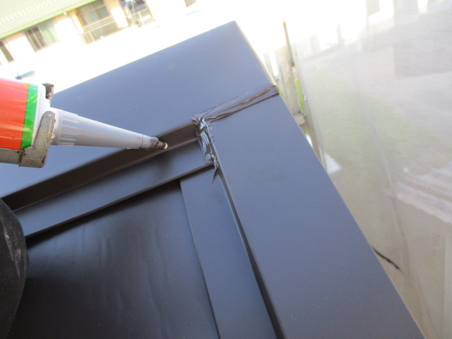 シーリング材を塗布中です