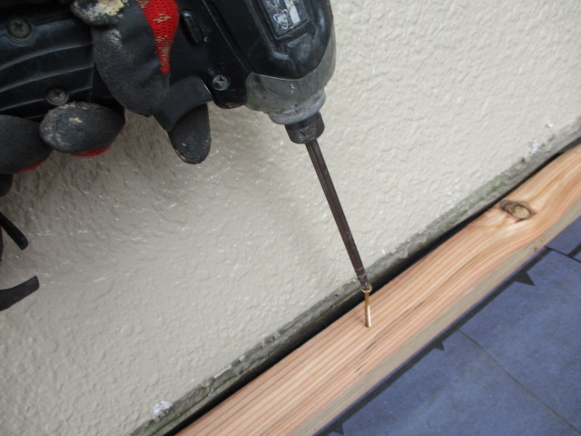 貫き板を取りつけました