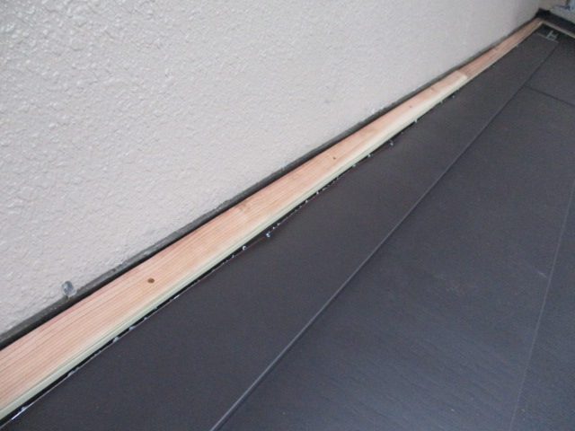 壁側の収まりです