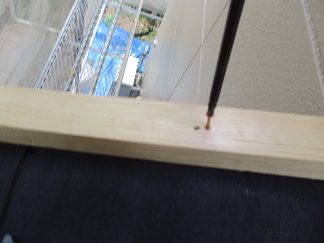 貫き板を取りつけました