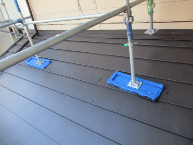 北側の下屋根完工です