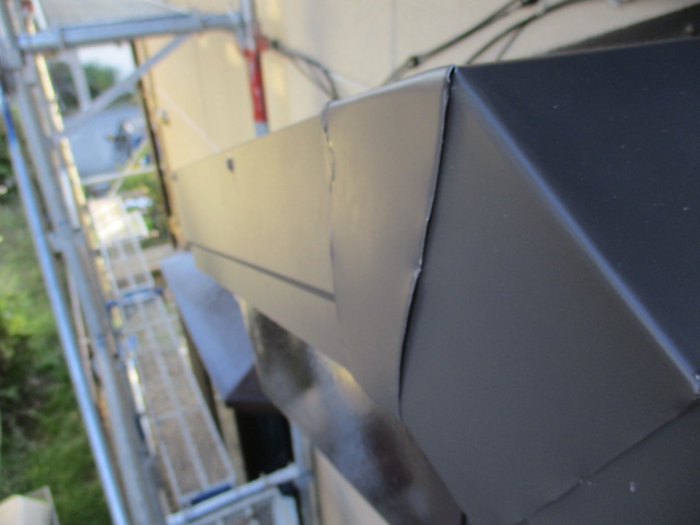 棟のケラバ側の収まりです