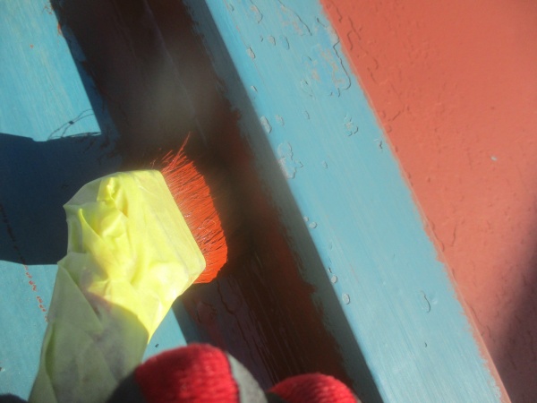 板金屋根の下塗り刷毛塗装中です