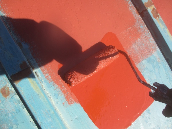 板金屋根の錆止めローラー塗装中です