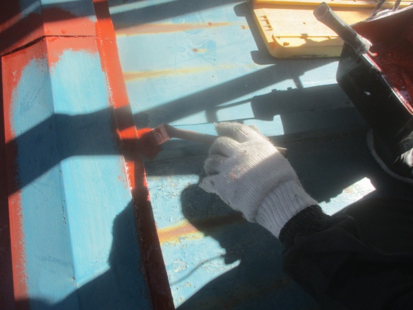 板金屋根の下塗り刷毛塗装中です